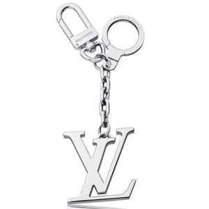 Louis Vuitton Silver Spaceman Key Chain Charm Silvery Leather ref.489452 -  Joli Closet